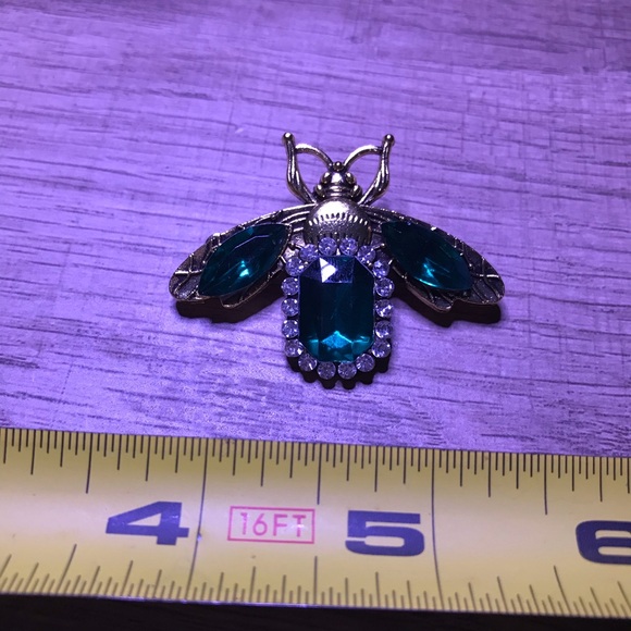 Elegant Green Rhinestone Bee Brooch - Picture 4 of 4